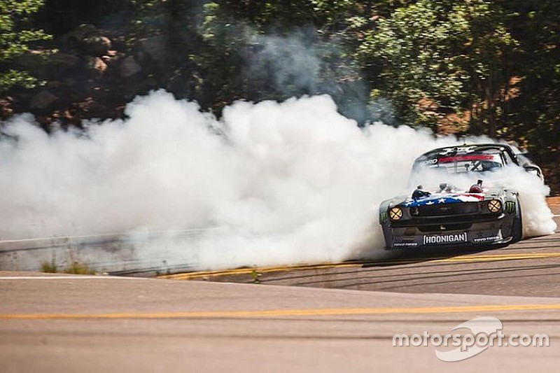 Vídeo: Travesuras de Ken Block con su Ford Mustang Hoonicorn en Detroit