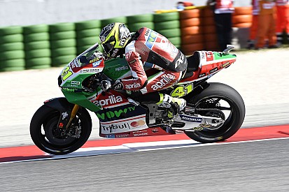 Espargaro jajal fairing Aprilia bergaya ala Ducati
