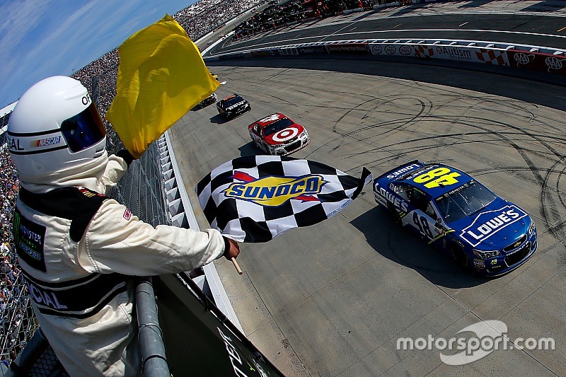 Джонсон выиграл гонку NASCAR, закончившуюся крупной аварией