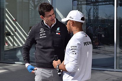 Mercedes, Hamilton'ın takımda kalacağından emin