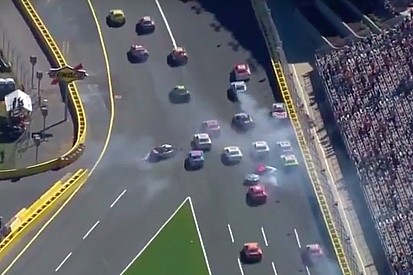 Video: Massencrash beim NASCAR-Rennen in Charlotte