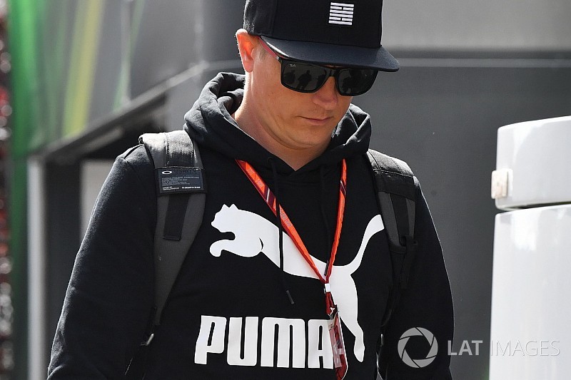 Räikkönen igen lazán érkezett meg a paddockba