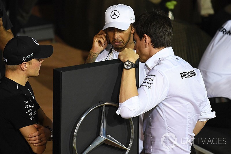 Wolff, Hamilton'ın emekli olmamasını umuyor