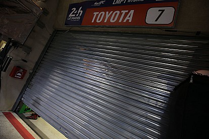 Capillaire multato per il pollice alzato: si scusa con Kobayashi