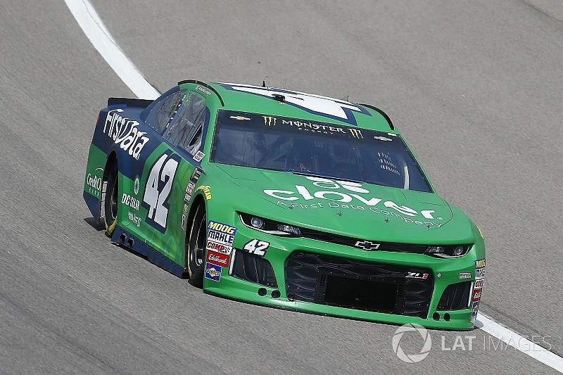 Kyle Larson takes first stage win of 2018 at Kansas