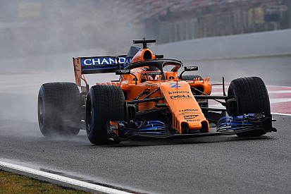 Filmforgatás és némi teszt - így zajlik a McLaren mai napja Barcelonában