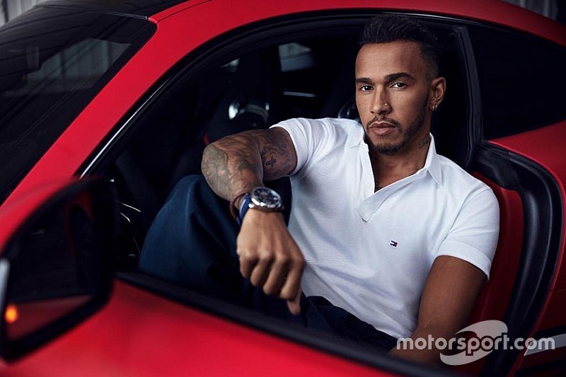 Hamilton csak 2 évre hosszabbít a Mercedesszel