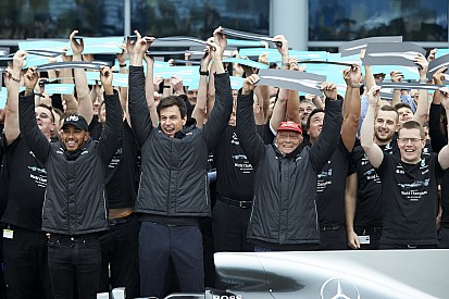 Lauda alerta Mercedes: 2017 foi difícil e 2018 será mais