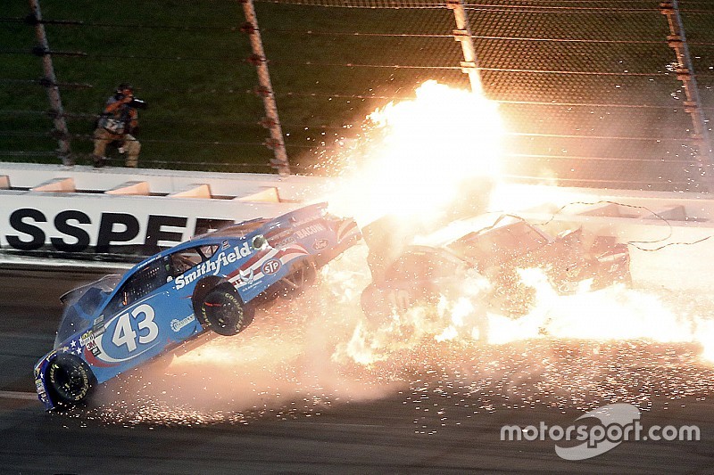Video: Vuurzee na NASCAR-crash Kansas 400, Truex Jr. wint