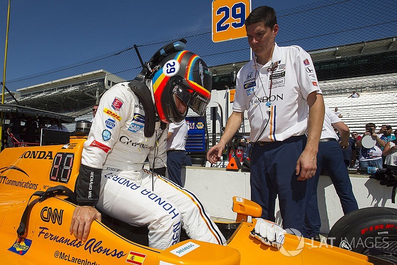 Fernando Alonso experimentó el tráfico en IndyCar