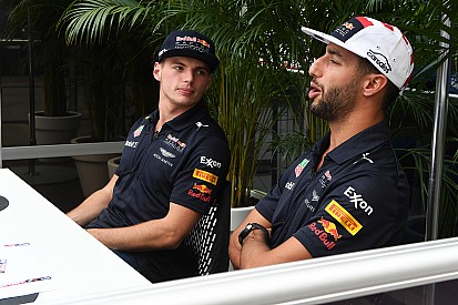 Ферстаппен и Риккардо прокатились на дрифт-картах по базе Red Bull