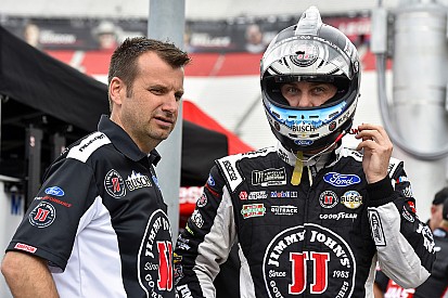 El jefe de equipo de Harvick, Rodney Childers, fue multado por una infracción