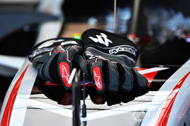 Hightech-Handschuhe vor Formel-1-Debüt