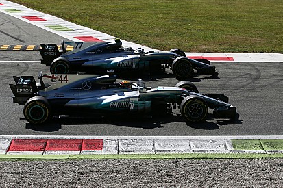 Hamilton: a kettős győzelmek segítenek a Vettel elleni küzdelemben