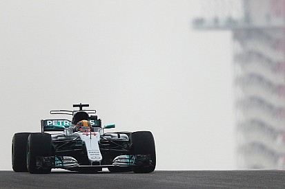 EL1 - Hamilton fend le crachin ; Alonso englué au garage