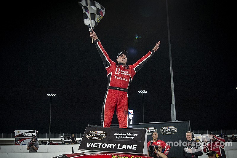 Kevin Lacroix scores maiden oval track win in NASCAR Pinty’s Series