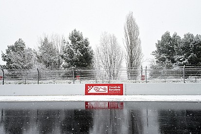 GALERI: Salju menyelimuti tes F1 Barcelona