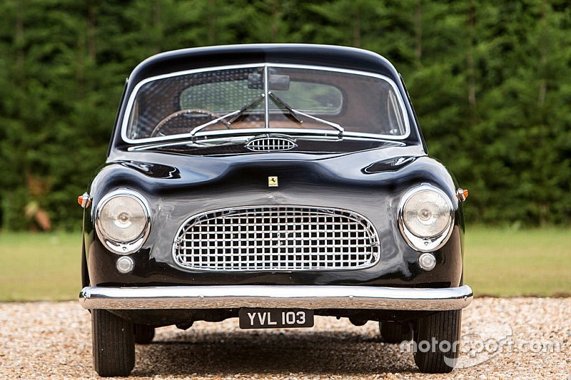 De elfde straatauto Ferrari uit 1949 staat te koop