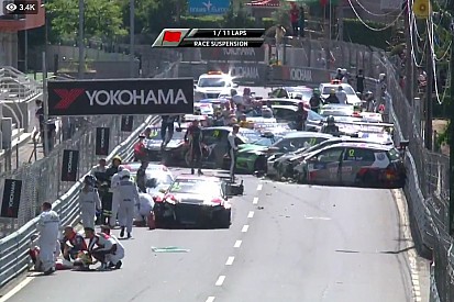 Óriási tömegkarambollal kezdődött a WTCR szombati versenye - videó