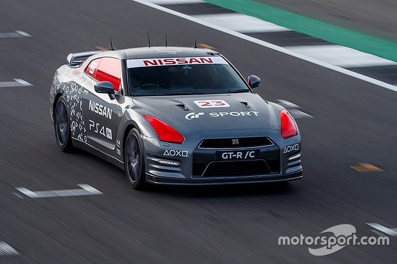 Oyun konsolu ile kumanda edilen ilk otomobil NISSAN GT-R, 211km/s hıza ulaştı
