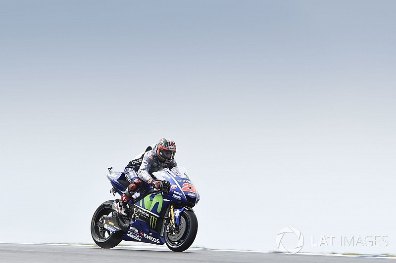 Marquez voor Viñales in natte warm-up GP Australië