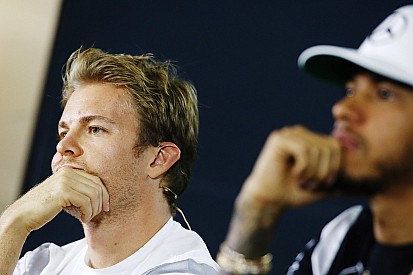 Hamilton, Rosberg'le arasının düzelmesini umursamıyor