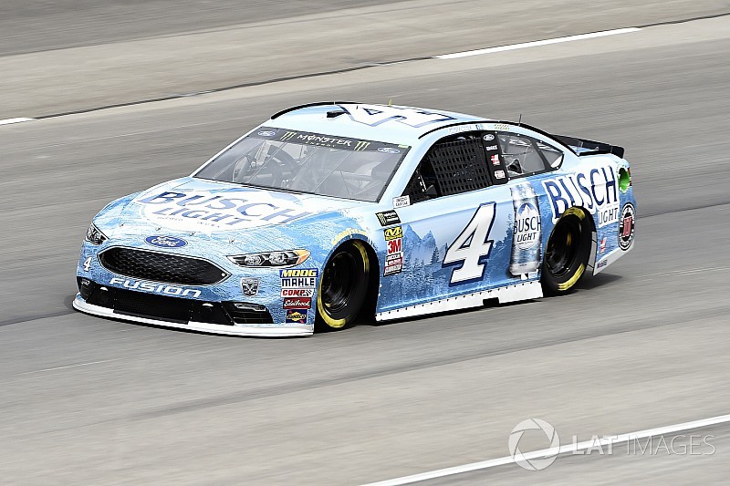 Harvick domina la primera etapa en Texas y Suárez en accidente