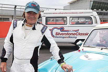 Галерея: Вокаліст AC/DC перевернувся у класичному автомобілі