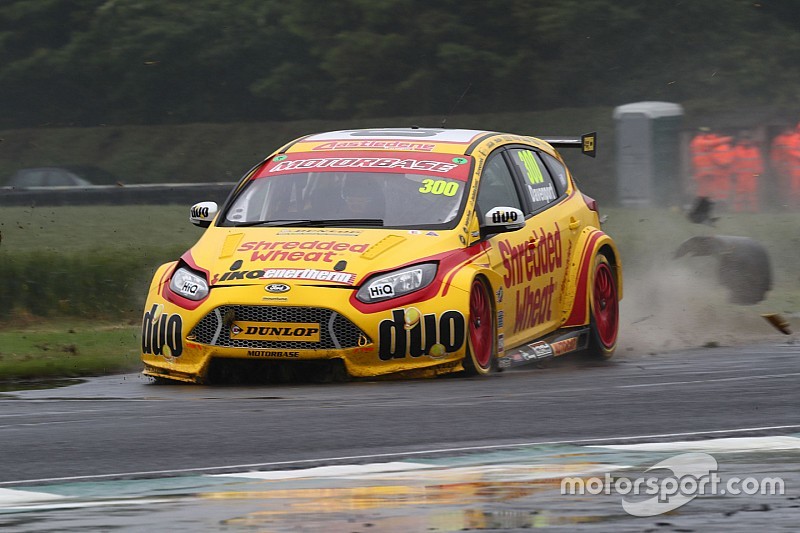 Nach Massencrash in Croft: BTCC-Fahrer Davenport im Koma