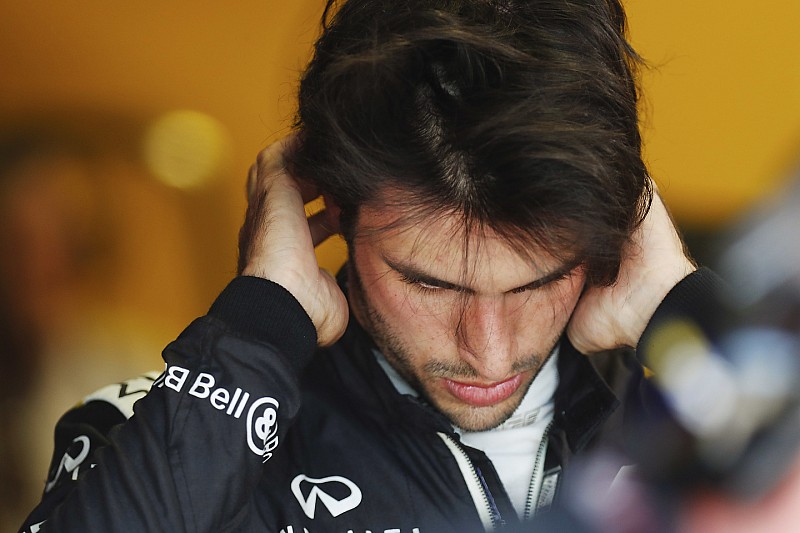 Sainz Ricciardo helyére pályázik, de mit akar a Red Bull?