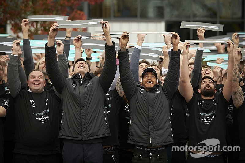 VIDEO: Mercedes arma fiesta para honrar a Hamilton
