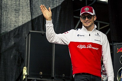 Russell cree que el éxito de Leclerc en la F1 ayuda a los jóvenes pilotos