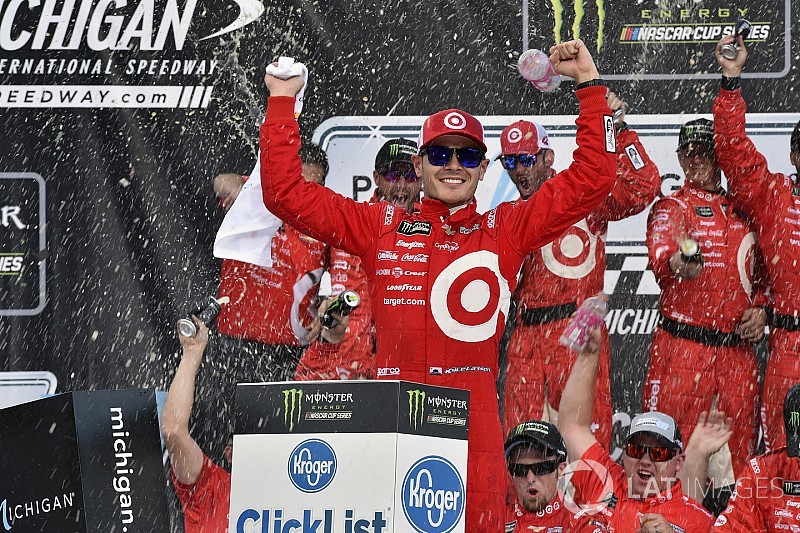 Larson aparece no fim e supera domínio de Truex em Michigan