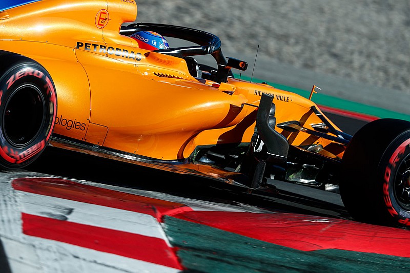 McLaren столкнулась с очередной поломкой на тестах и меняет мотор