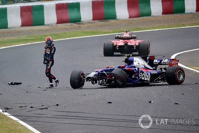 Képeken a csúnyán összetört Toro Rosso - Sainz crash Suzukában