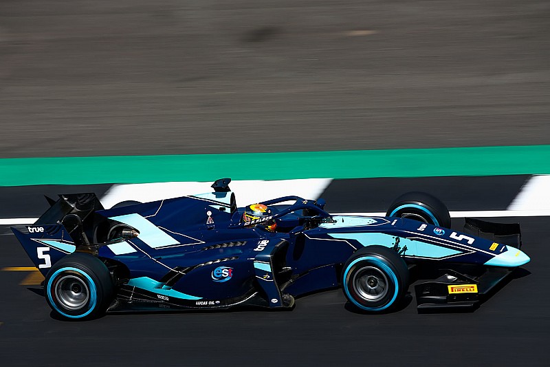Albon conquista la Feature Race a Silverstone, Russell prova la fuga in classifica