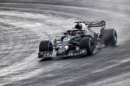Nieuwe Red Bull RB14 maakt eerste meters op nat Silverstone