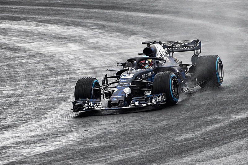 Ricciardo jajal RB14 di trek Silverstone