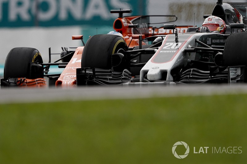 Videón, ahogy Alonso helyrerakja Magnussent Malajziában