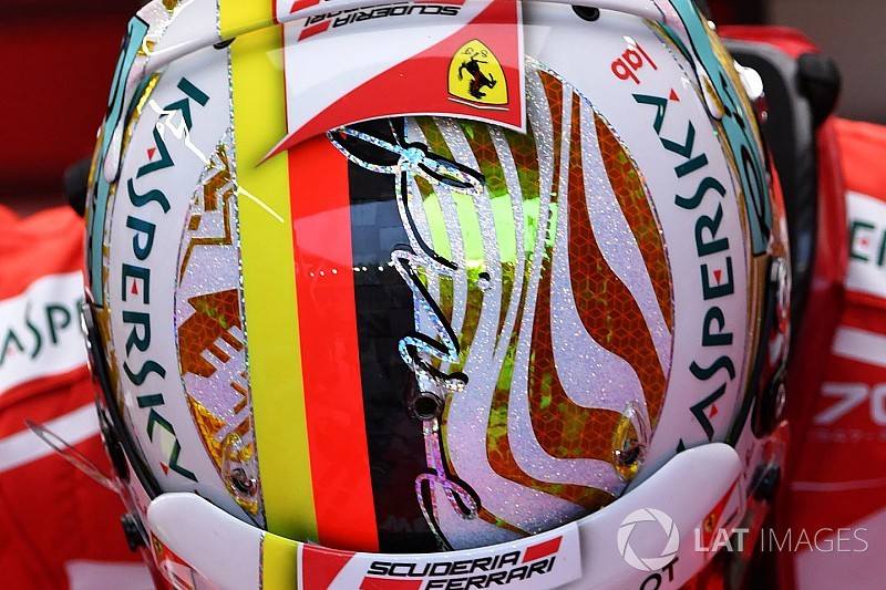 Képeken és közelről Vettel különleges szingapúri sisakja