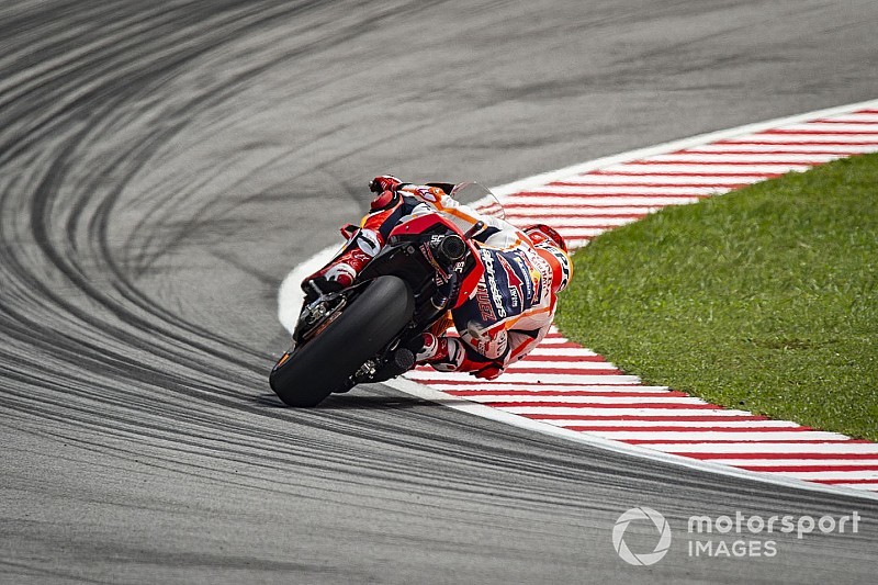 Vídeo: Márquez, ‘salvadas’ a pares en el arranque de Malasia