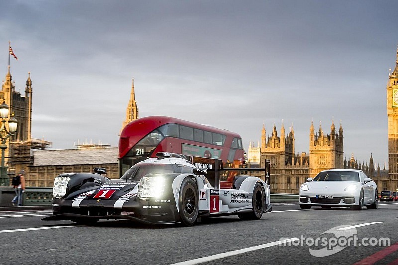 Mark Webber neemt Porsche LMP1-bolide mee voor ritje door Londen