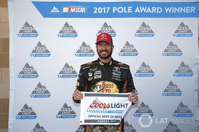 Truex sorprende Harvick e conquista la pole in Kansas