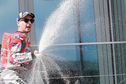 Lorenzo se impone en Austria y demuestra que también sabe contener a Márquez