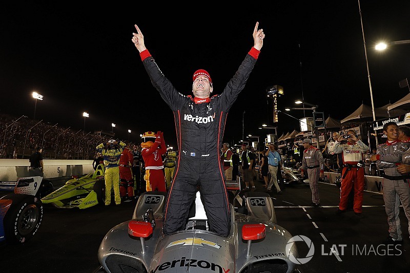 Пауер виграв гонку IndyCar на Гейтвеї і зберіг шанси на титул