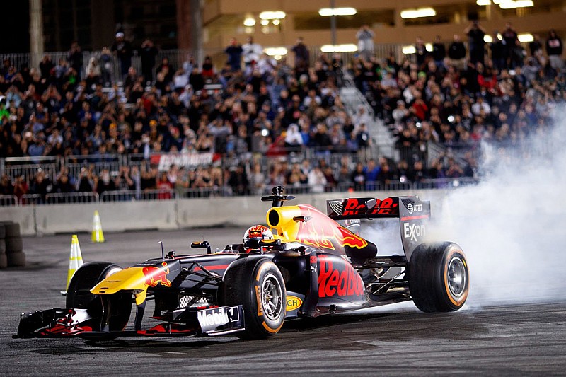 Verstappen, Las Vegas'ta gösteri sürüşü yaptı