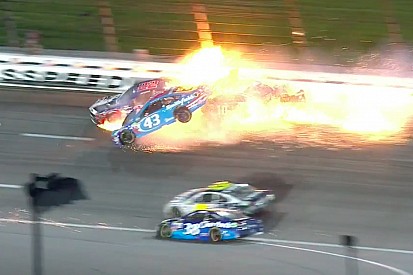 У пострадавшего в аварии гонщика NASCAR обнаружили перелом позвонка