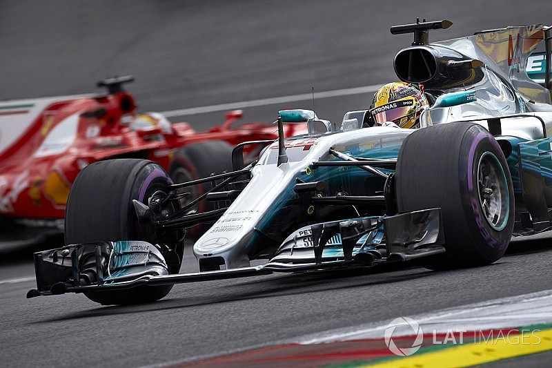 Hamilton: Vettel farkı arttırırsa baskı da artacak