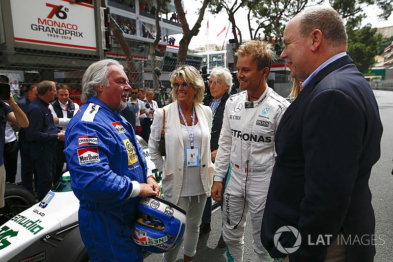 Nico Rosberg diz que foi difícil levar pai de volta à pista