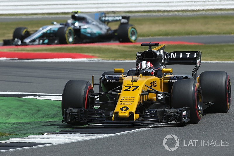 【F1】英で2台にトラブル発生のルノー「こんなに苦しむはずでは……」